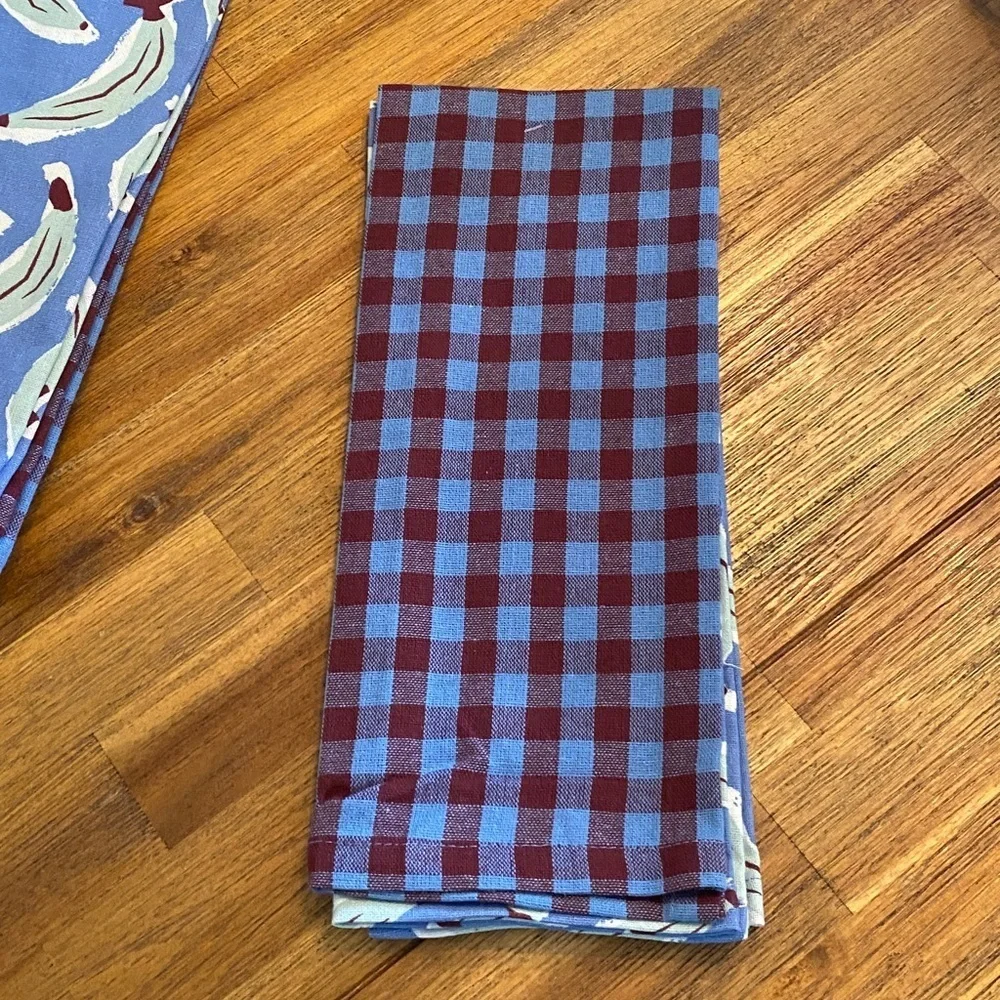 Room Essentials Blue & Maroon Kitchen Towels. Total of 6. NWT. And 2 oven mitts